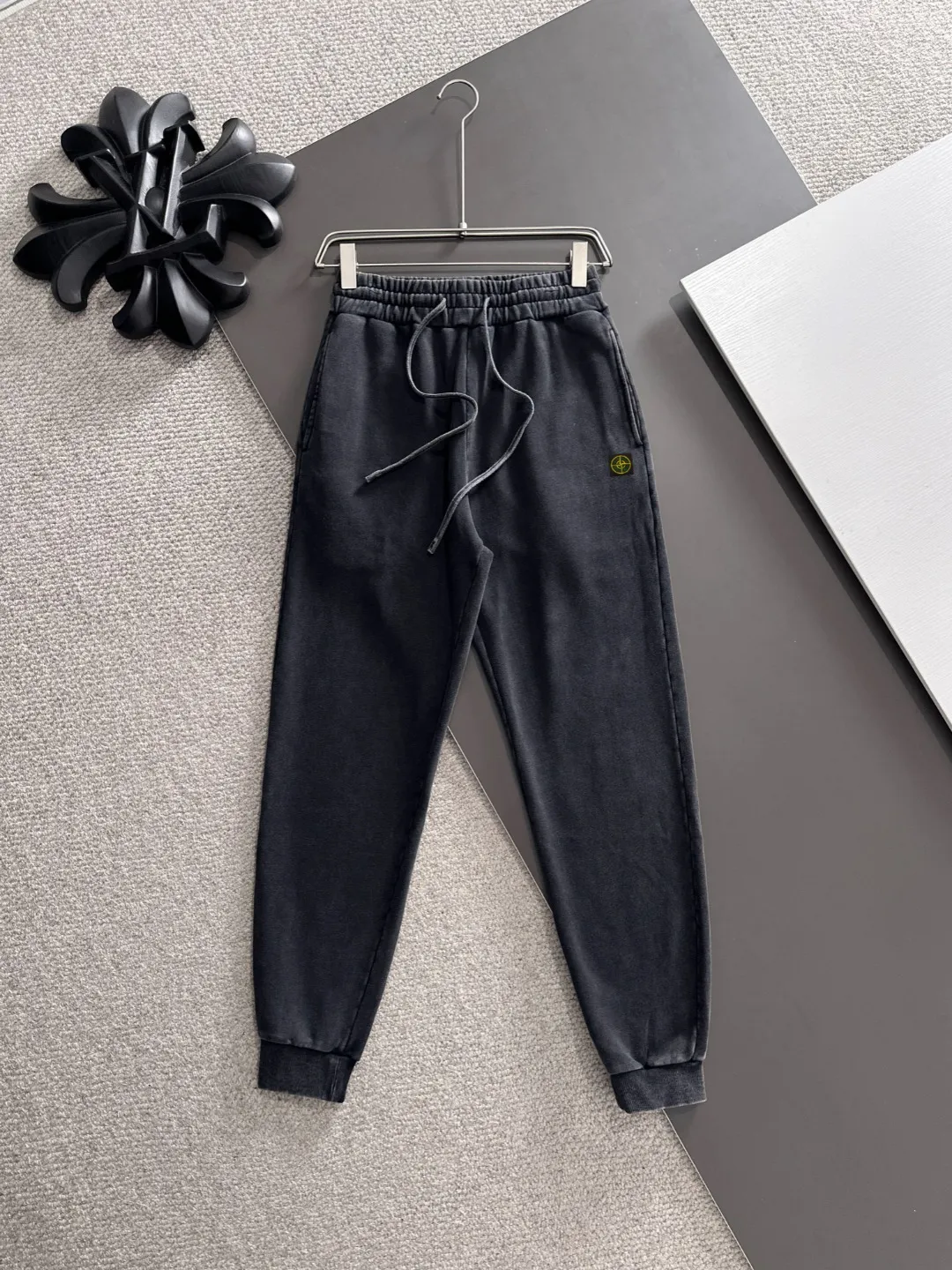 Next day shipment P360 Stone lsland/Stone Island Exclusively launches 25ss autumn and winter new high-quality trousers. Compare real-life details at will. Craftsmanship that ordinary small workshops cannot copy. Top-level ZP development. Unique imported fabric feel. Purely imported German machine production. Precision operation. Ten thousand needle density. A pair of trousers with rich details. You can see the development strength. A full set of new accessories are customized simultaneously. Simple yet elegant. Soft, delicate and comfortable. The upper body is versatile and fashionable. A perfect choice for autumn and winter. A must-have item. Loose fit. Please refer to the size chart when placing an order: S to XXL (or state your height and weight when placing an order)